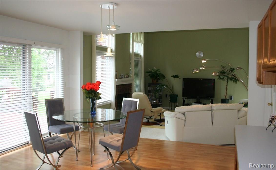45262 Lothrop Road Canton, MI 48188 - Photo 15 of 50 Huge table space!