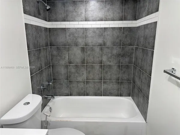 $2,000 | 492 Northwest 165th Street, Unit C309, Miami, FL 33169