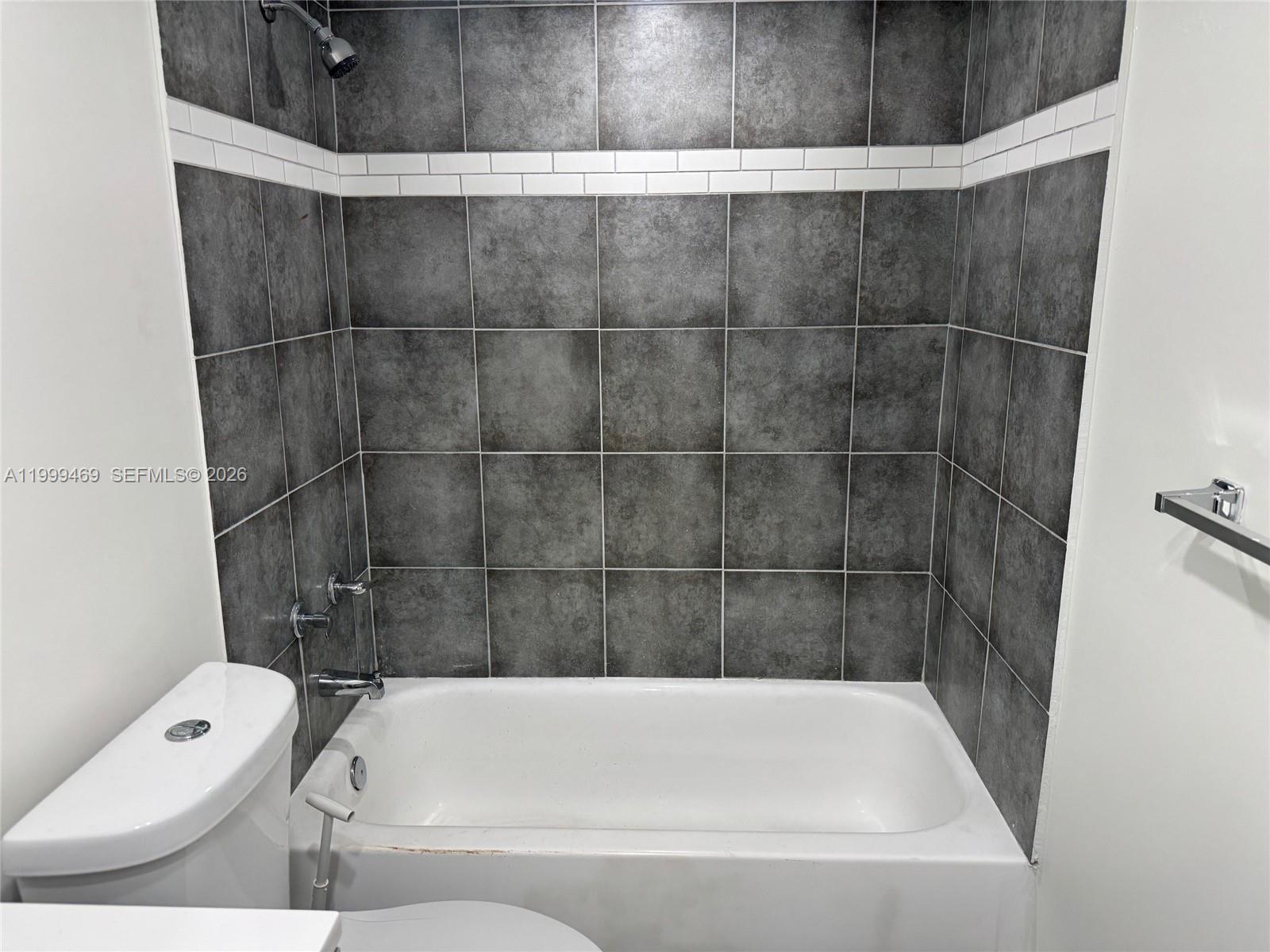492 Northwest 165th Street, Unit C309 Miami, FL 33169 - Photo 9 of 15 a bathroom with a bathtub
