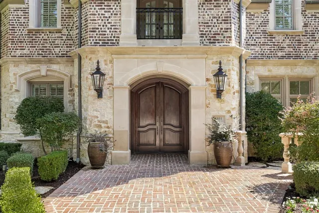 a view of entryway with livingroom