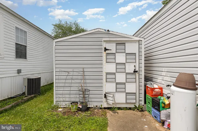 a view of a house with a yard and plants