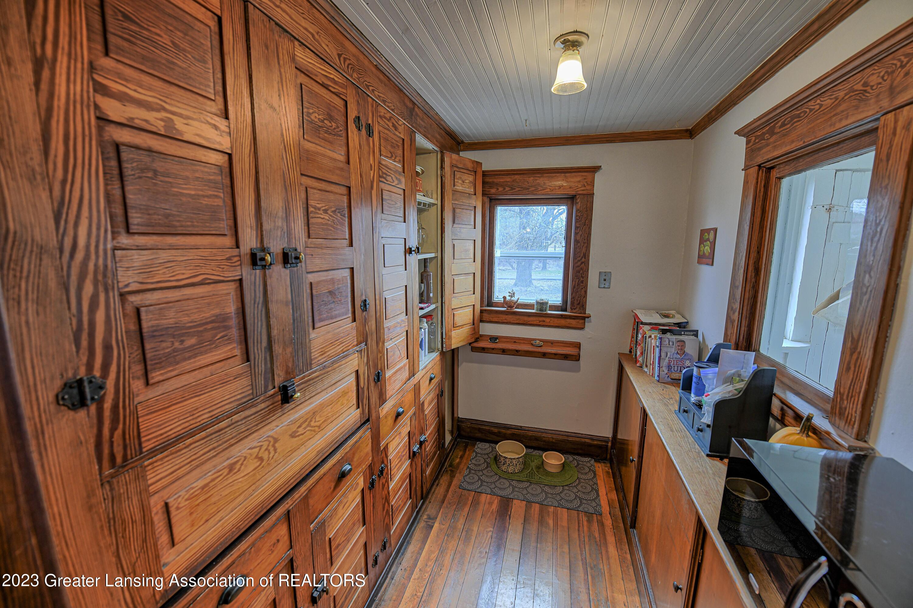 6347 Oneida Road Charlotte, MI 48813 - Photo 13 of 49 Butler pantry