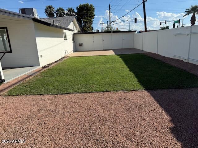 2236 West Thomas Road Phoenix, AZ 85015 - Photo 26 of 26 Fresh New Grass!