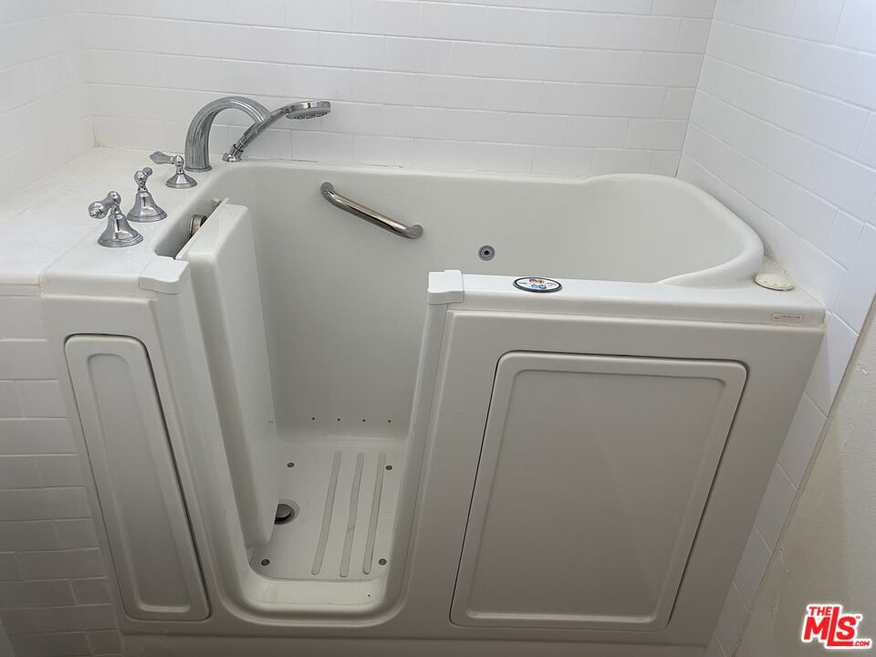11785 Connell Road Riverside, CA 92505 - Photo 25 of 39 a bathroom with a bathtub