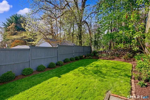 a view of yard with green space