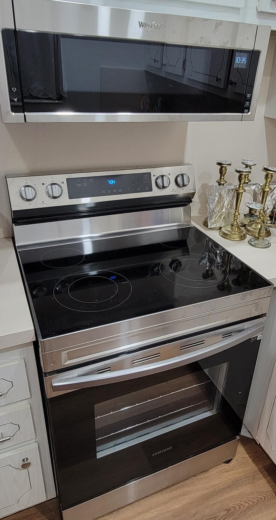 326 Fanshaw Drive, Unit H Boca Raton, FL 33434 - Photo 5 of 10 a stove top oven sitting inside of a kitchen