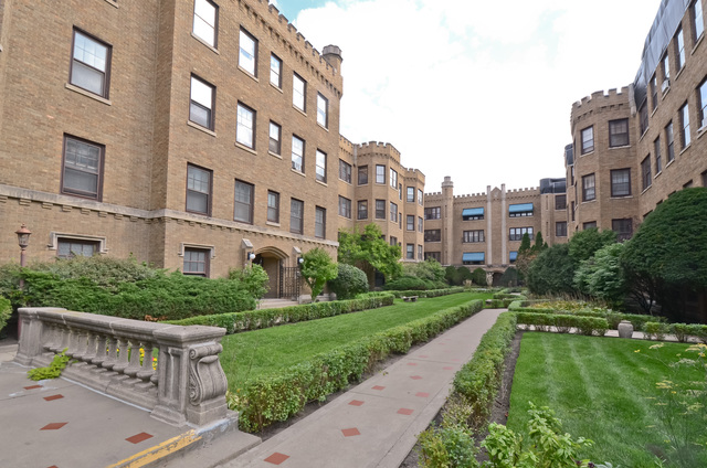 2432 West Greenleaf Avenue, Unit 2 Chicago, IL 60645 - Photo 1 of 6