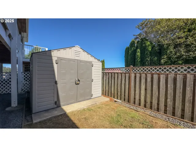 a black and white photo of a building