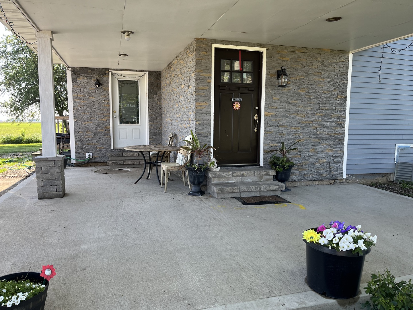 67 North 37th Road Mendota, IL 61342 - Photo 2 of 19 a lobby with furniture and flowers