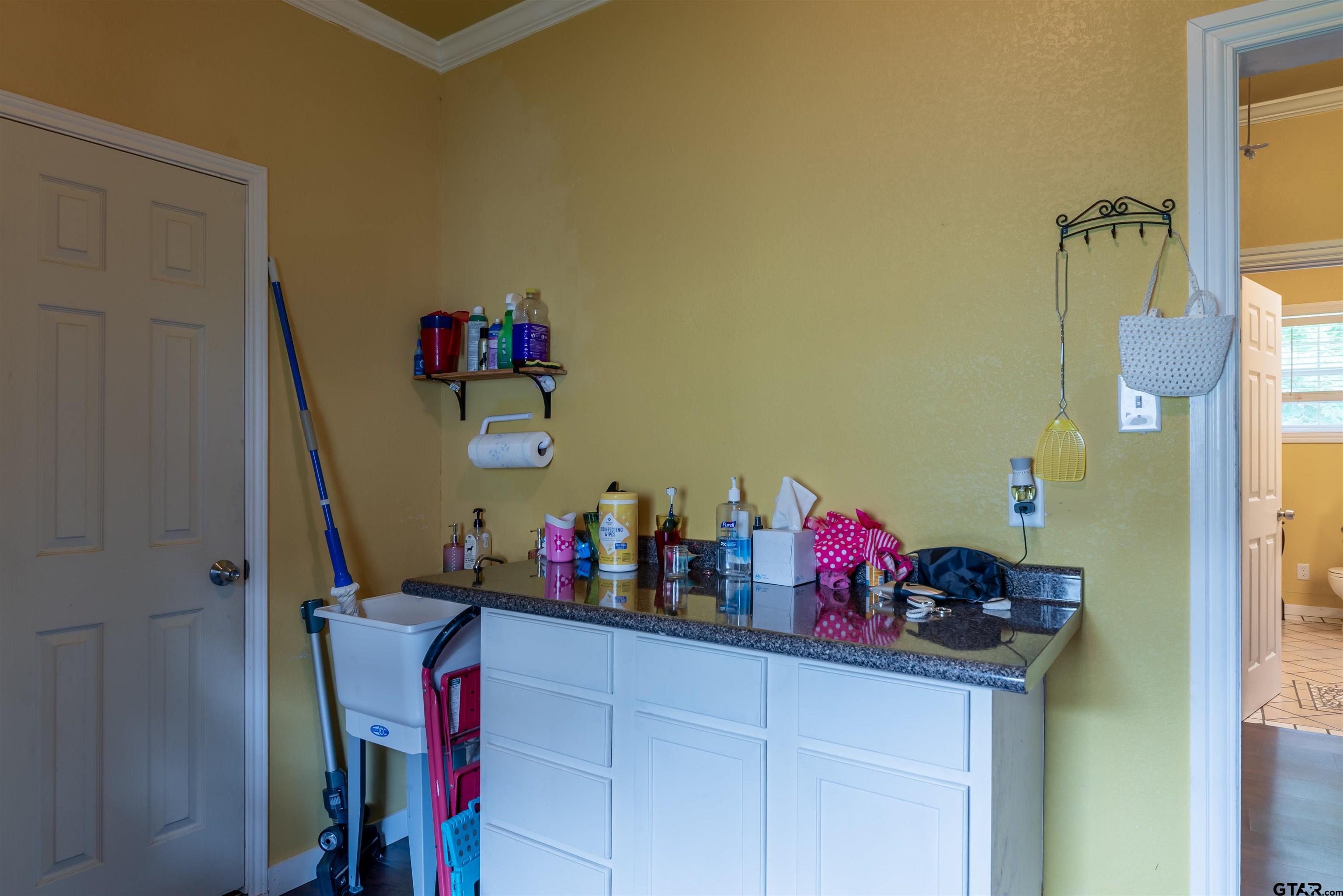 427 East Locust Street Tyler, TX 75702 - Photo 28 of 42 a room with a table and a mirror