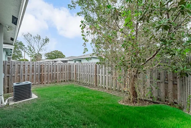 a view of a back yard