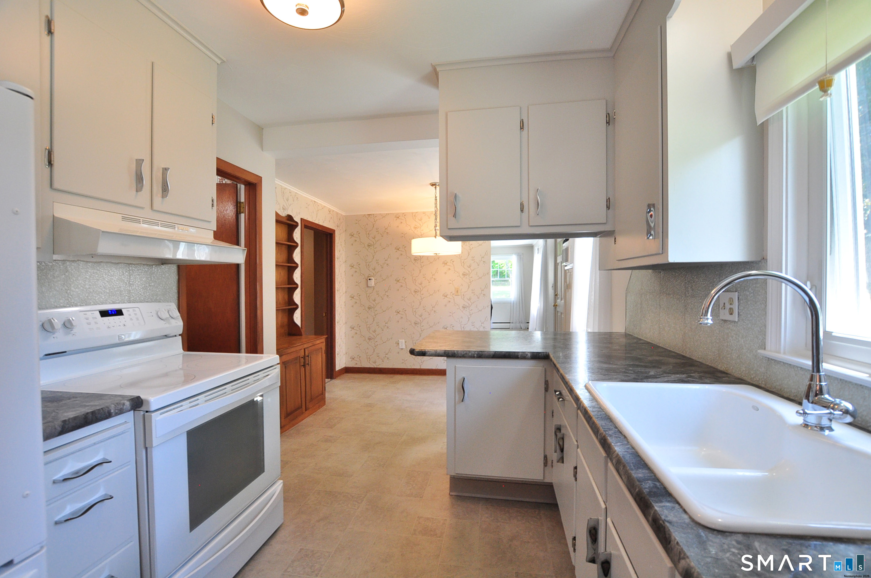 304 Rood Avenue Windsor, CT 06095 - Photo 11 of 36