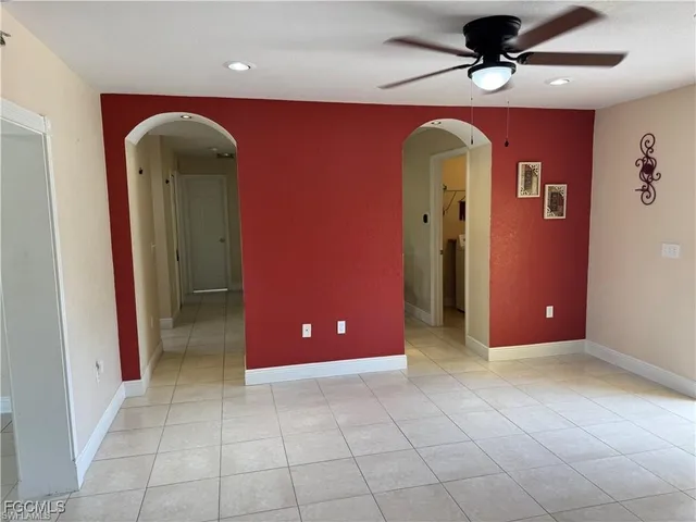 a view of entryway with an empty room