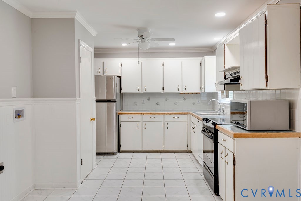 8510 Hunton Circle North Chesterfield, VA 23235 - Photo 6 of 32 a kitchen with a refrigerator a stove top oven and cabinets