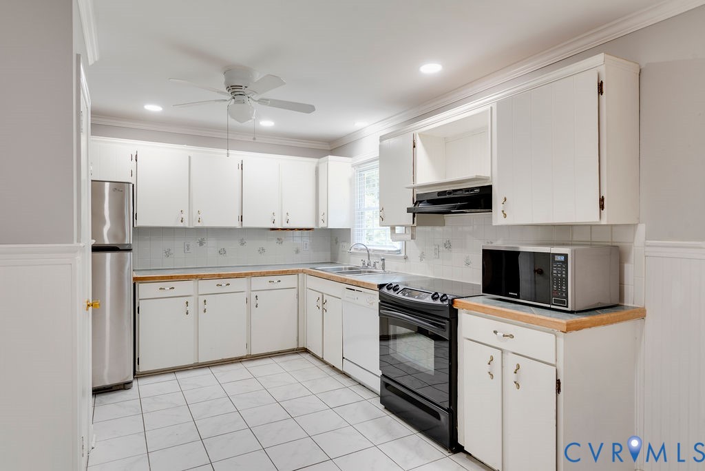 8510 Hunton Circle North Chesterfield, VA 23235 - Photo 7 of 32 a kitchen with cabinets stainless steel appliances and sink