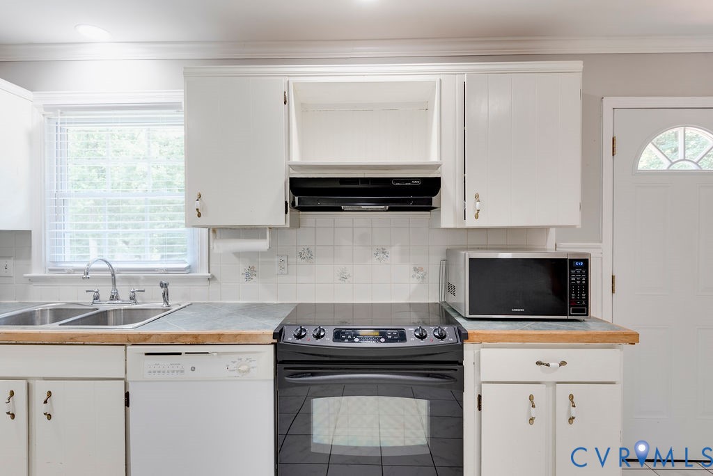 8510 Hunton Circle North Chesterfield, VA 23235 - Photo 8 of 32 a kitchen with a stove and a sink