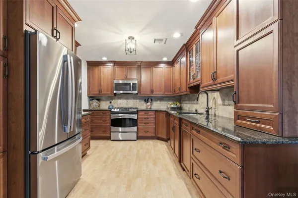 $4,800 | 11 Indian Trace, Kings Park, NY 11754