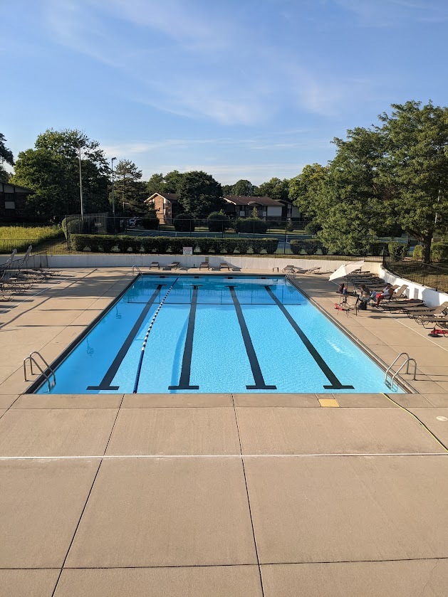 440 Raintree Court, Unit 2D Glen Ellyn, IL 60137 - Photo 21 of 23 a view of outdoor space and swimming pool