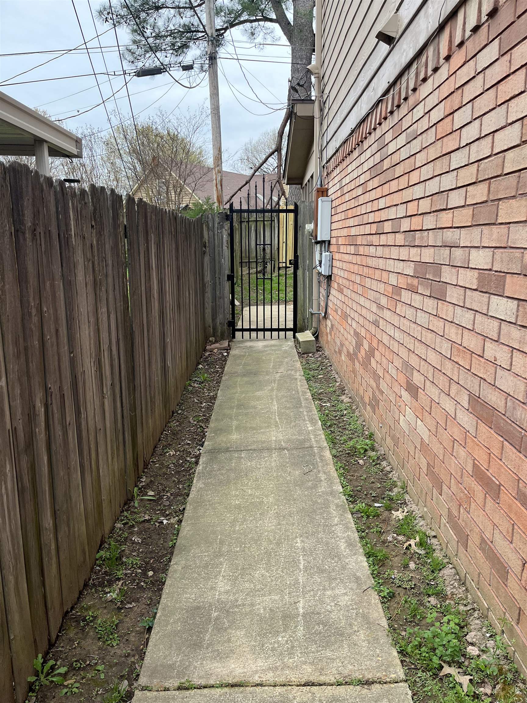 6865 Snyder Road Memphis, TN 38141 - Photo 10 of 10 a view of a pathway with a white house