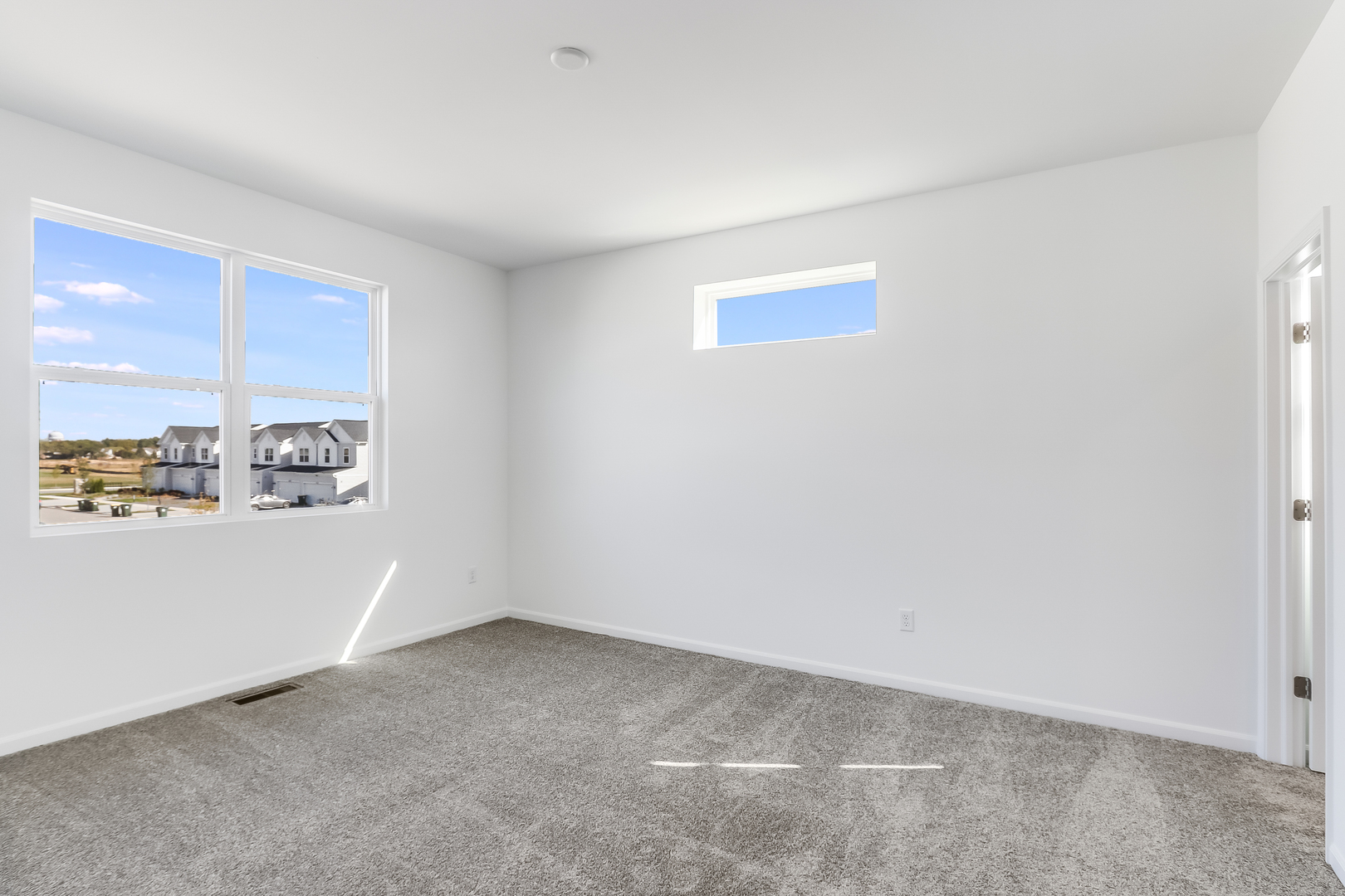 460 Comstock Road South Elgin, IL 60177 - Photo 20 of 31 an empty room with a bench