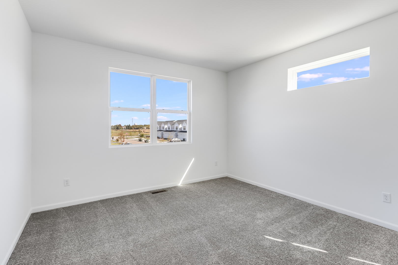 460 Comstock Road South Elgin, IL 60177 - Photo 21 of 31 an empty room with a window