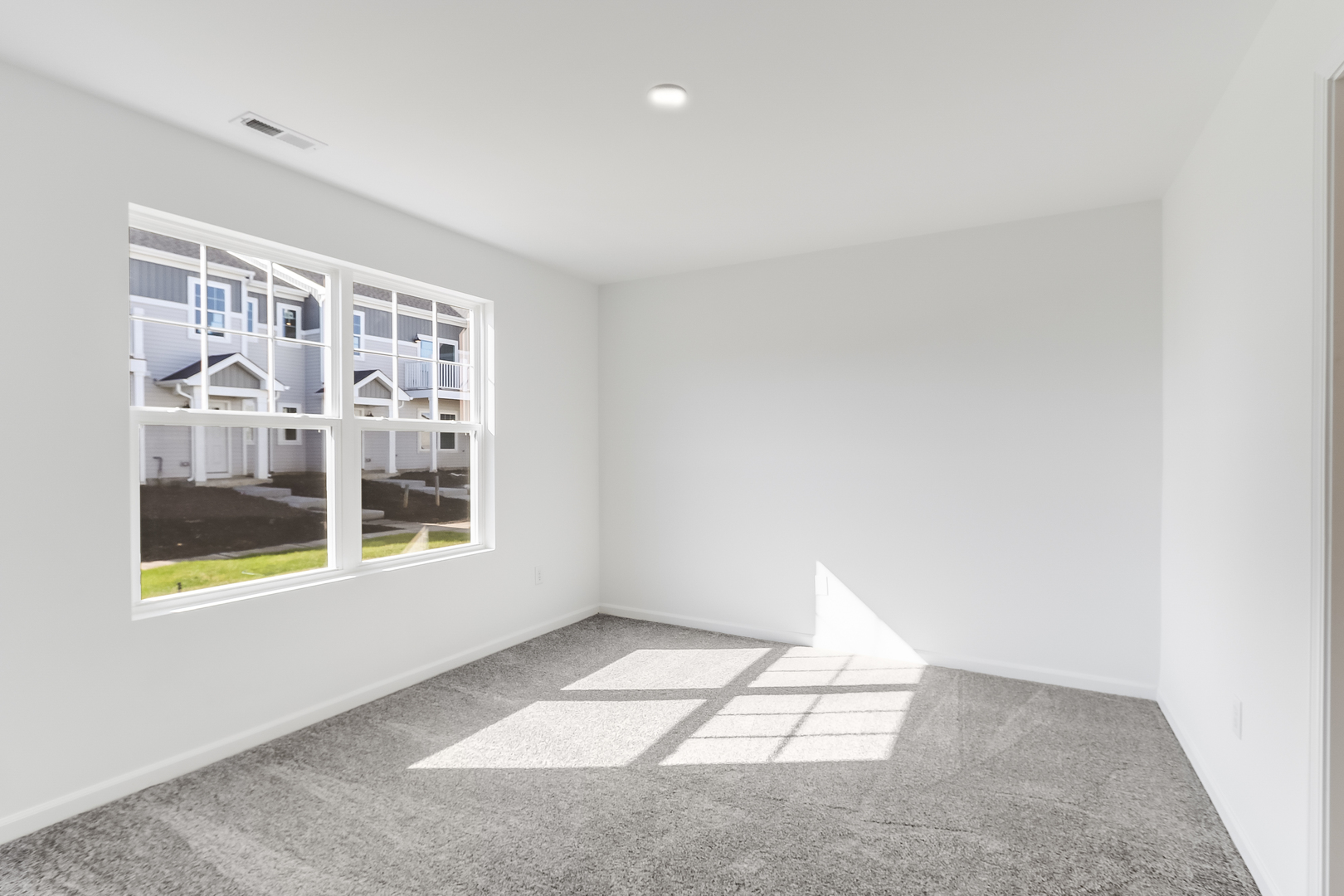 460 Comstock Road South Elgin, IL 60177 - Photo 4 of 31 an empty room with windows