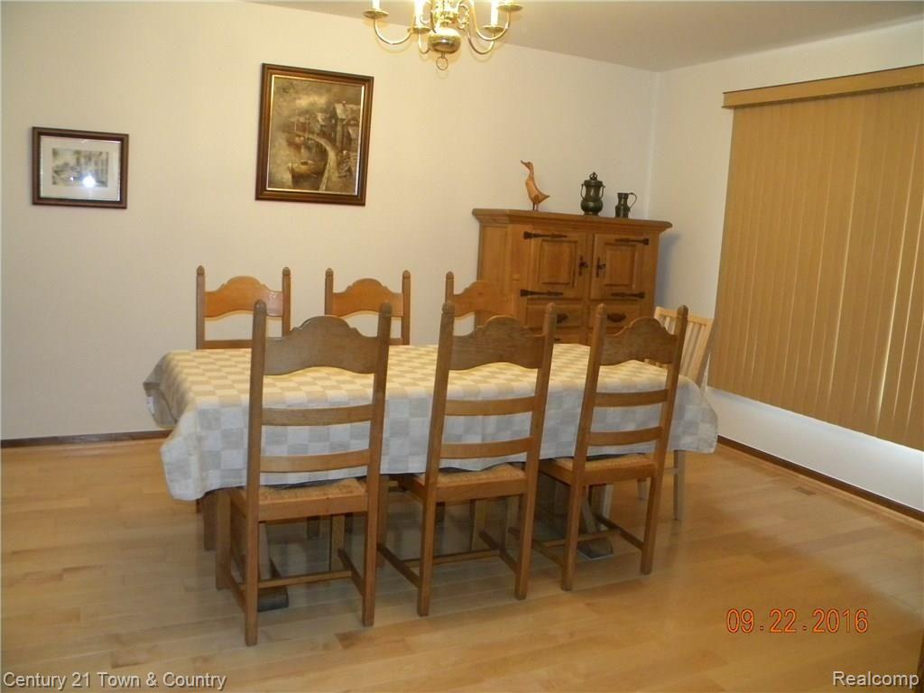 1252 Bembridge Drive Rochester, MI 48307 - Photo 17 of 42 Formal Dining off great room w/ maple floors