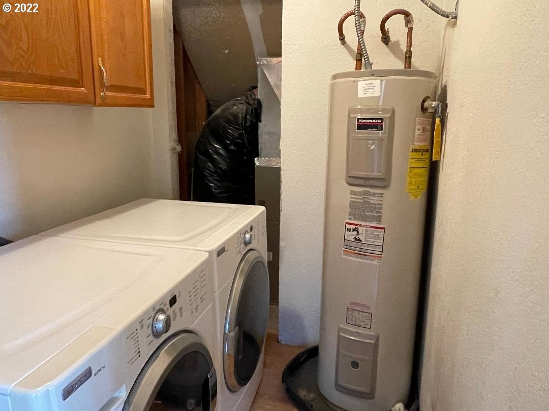 347 Huckleberry Mountain Lane Riddle, OR 97469 - Photo 6 of 32 a utility room with dryer and washer