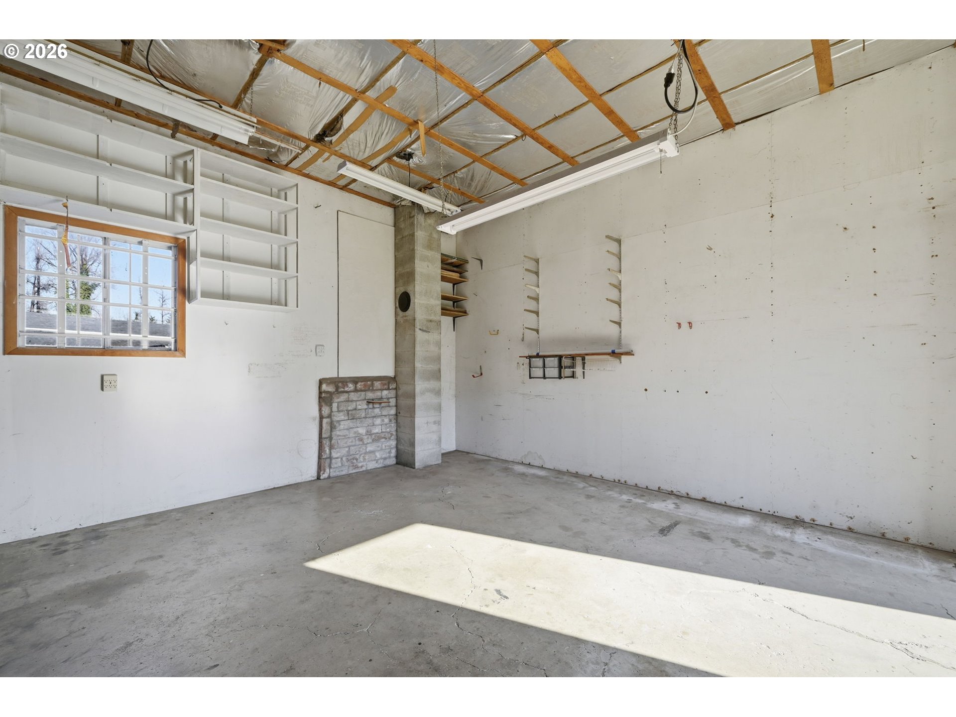 87856 Cedar Flat Road Springfield, OR 97478 - Photo 28 of 37 a view of a livingroom with wooden floor