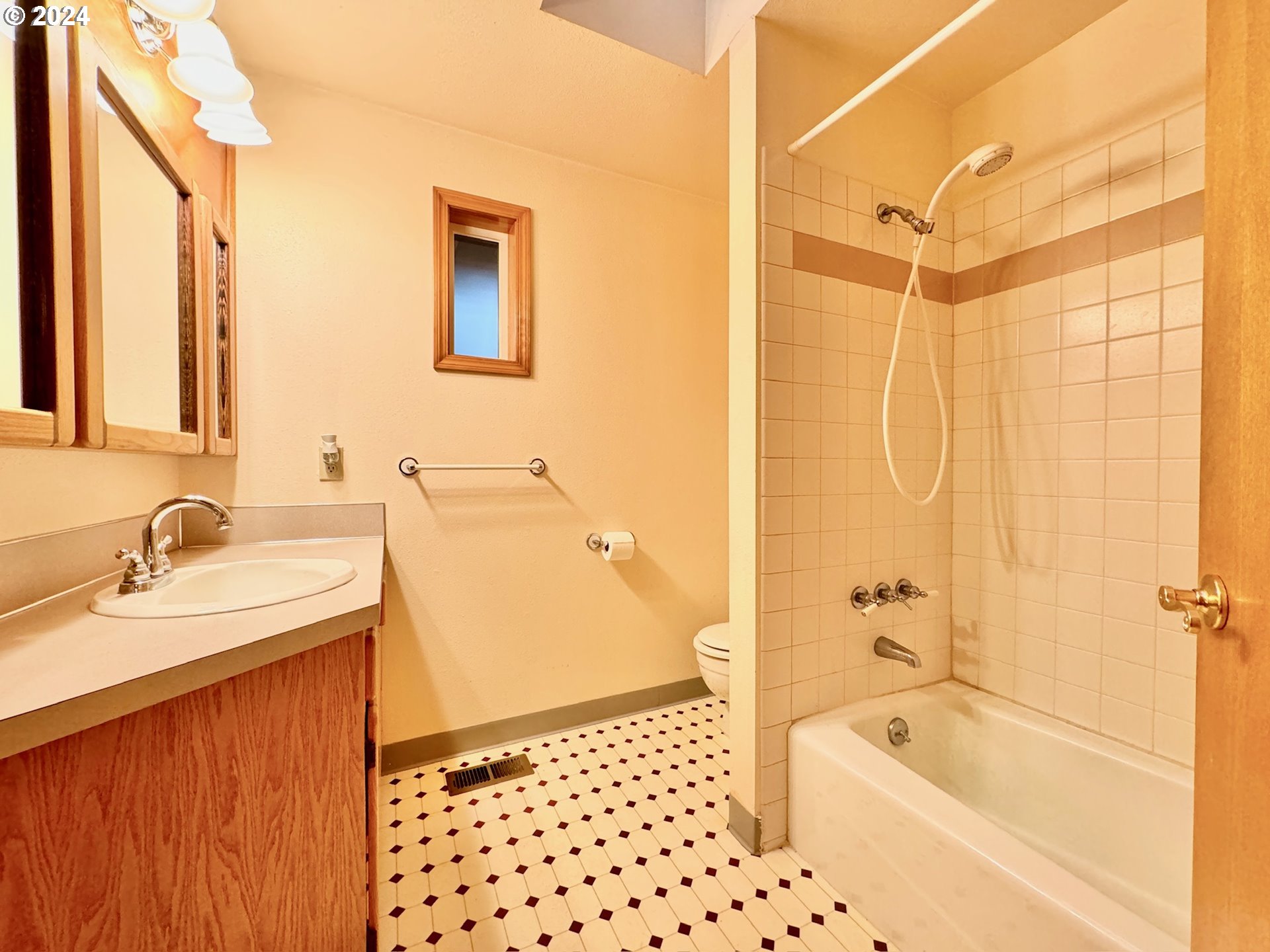 4003 R Street Washougal, WA 98671 - Photo 10 of 28 Bathroom