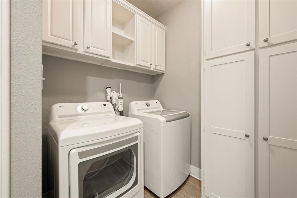 800 North Clements Street Gainesville, TX 76240 - Photo 14 of 27 a utility room with dryer and washer