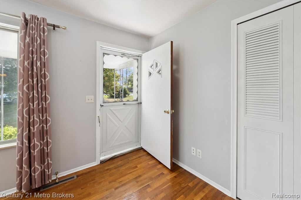 4460 Torrey Road Flint, MI 48507 - Photo 5 of 42