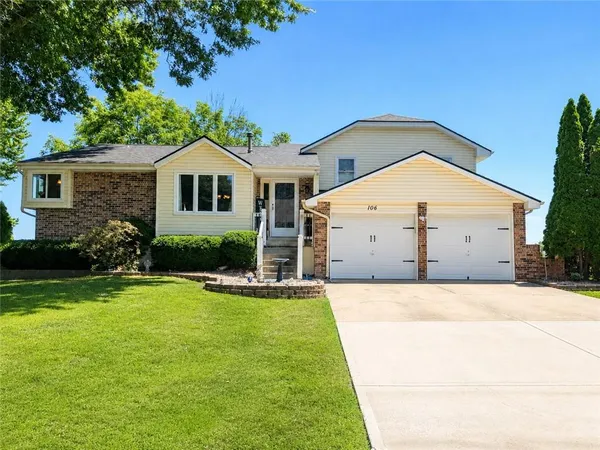 $389,900 | 106 Southeast Williamsburg Drive, Blue Springs, MO 64014