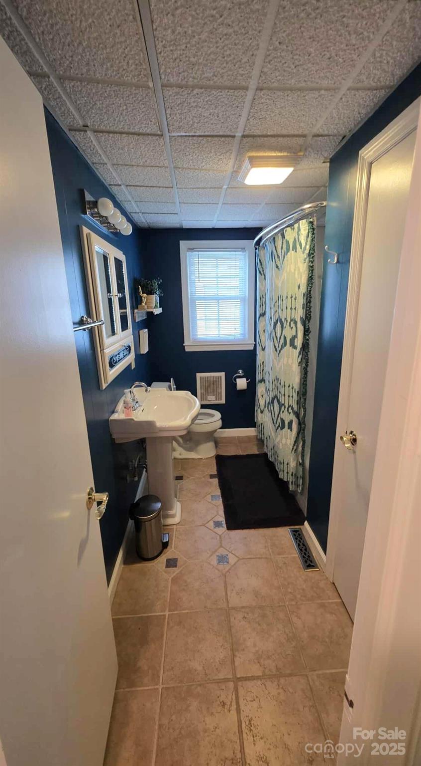 361 Reynolds Road, Unit 7 Lexington, NC 27292 - Photo 12 of 18 a living room with furniture and a large window