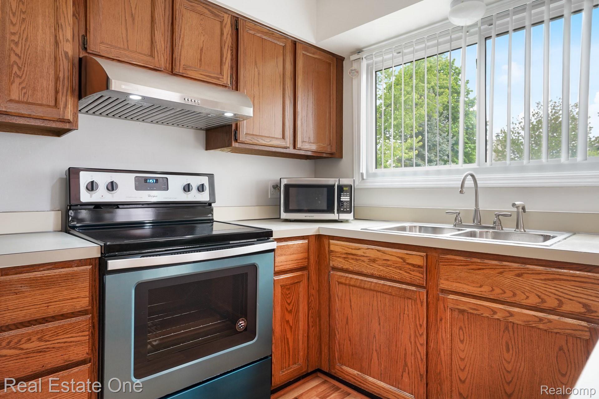 456 Farmridge Court Rochester, MI 48307 - Photo 16 of 33 456-Farmridge-Ct-16.jpg