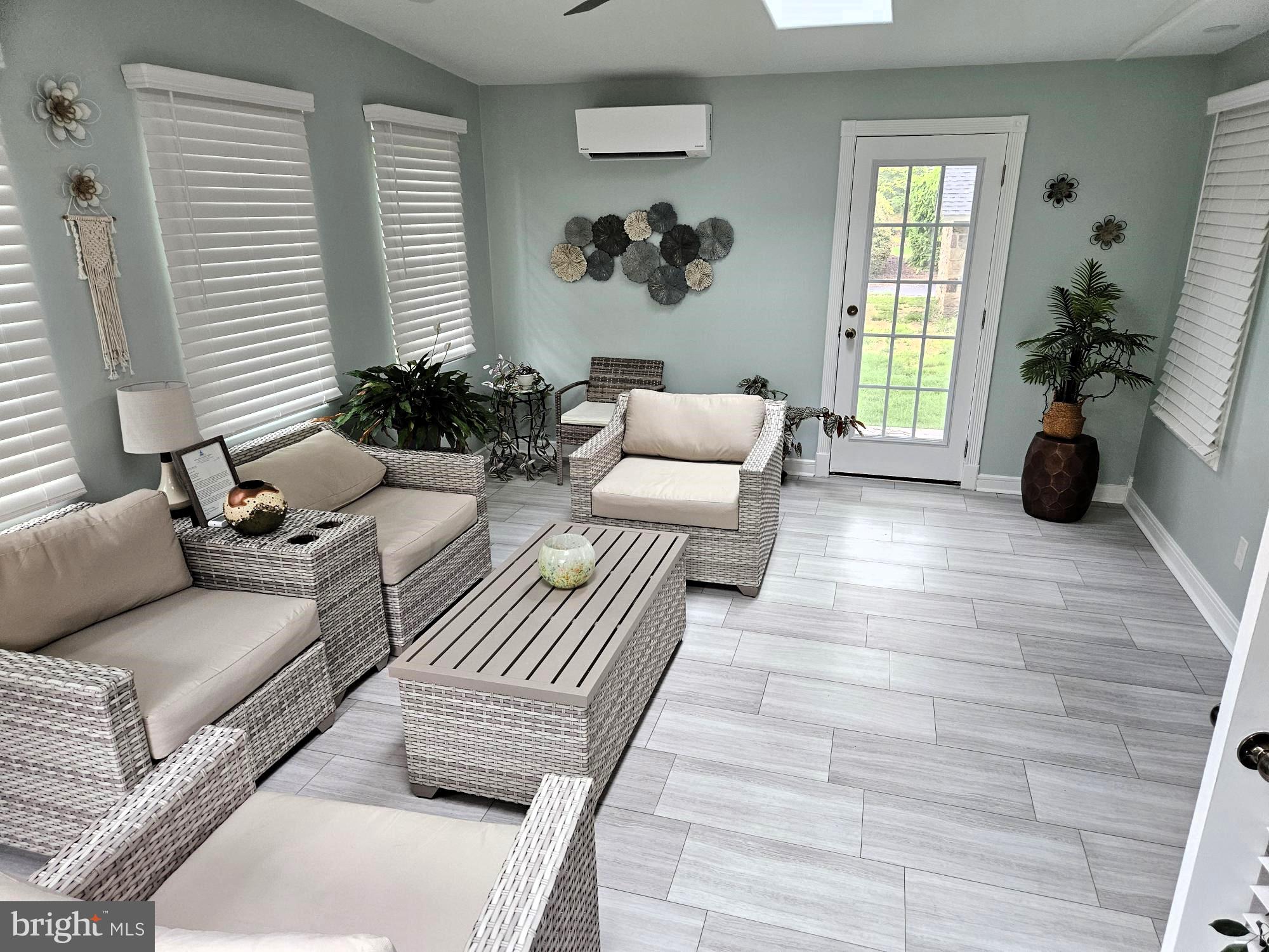 118 Red Pine Circle Newark, DE 19711 - Photo 30 of 32 a living room with furniture and a potted plant