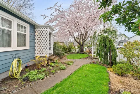 a view of a house with backyard and garden