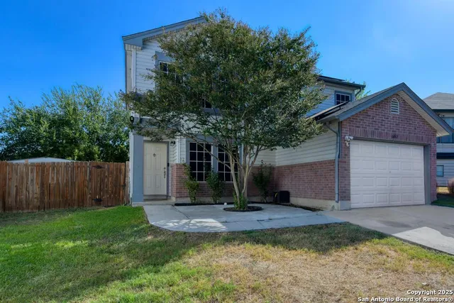 a view of a house with backyard and garden