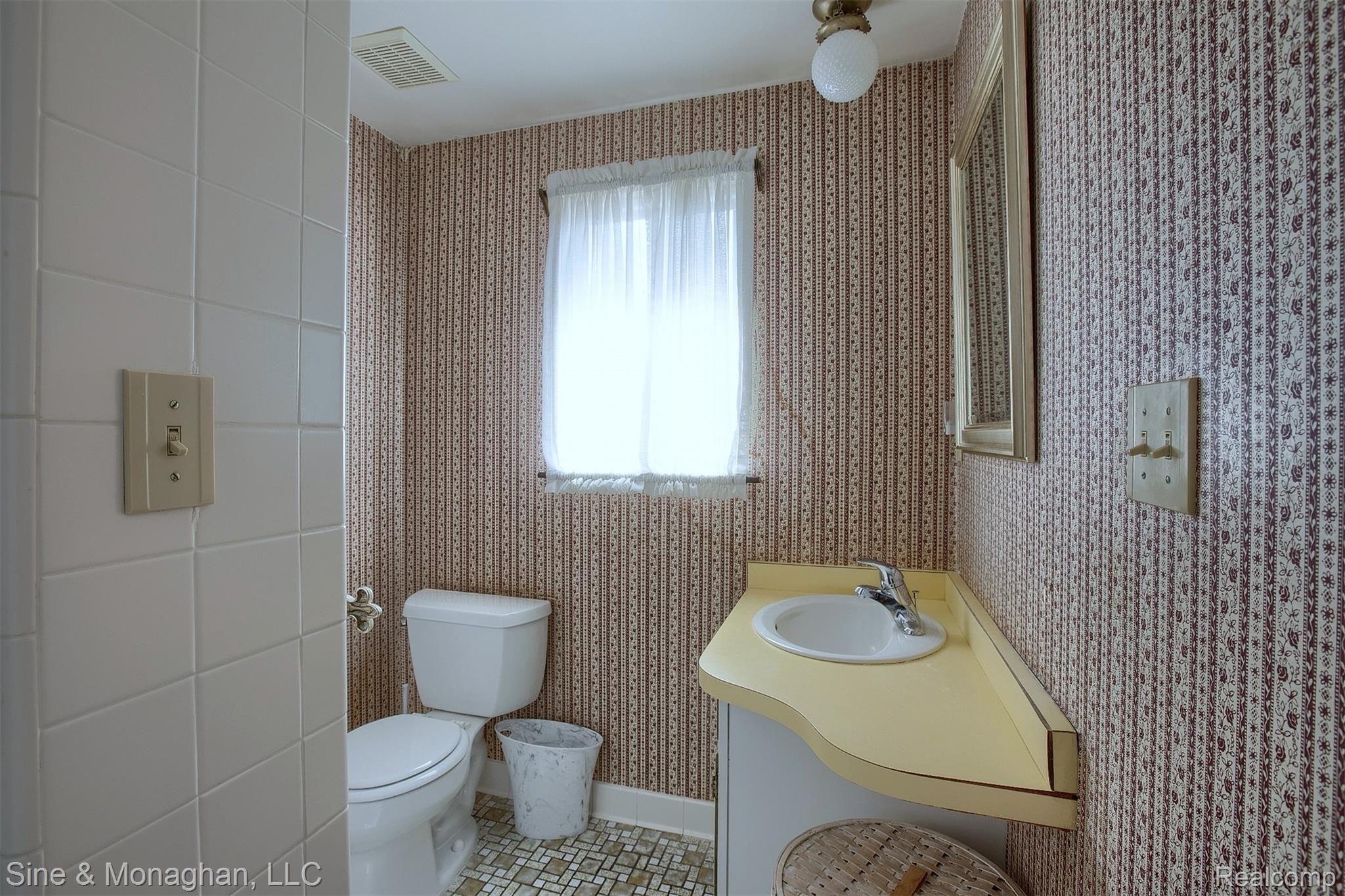 35 Vernier Road Grosse Pointe, MI 48236 - Photo 19 of 38 21-Master Bathroom 2nd View.jpg