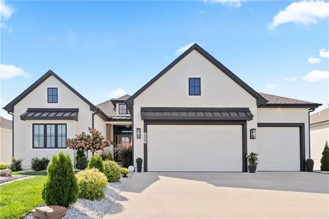 $689,900 | 4132 Northeast Dearborn Lane, Lee's Summit, MO 64064