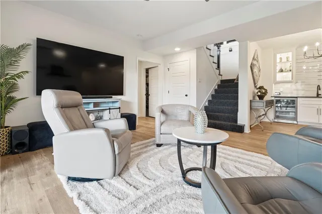 $689,900 | 4132 Northeast Dearborn Lane, Lee's Summit, MO 64064