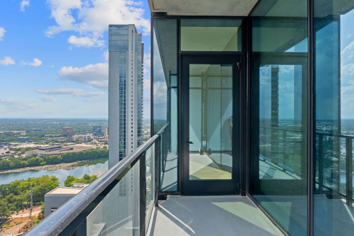 610 Davis Street, Unit 3004 Austin, TX 78701 - Photo 18 of 40 a view of a balcony with an ocean view