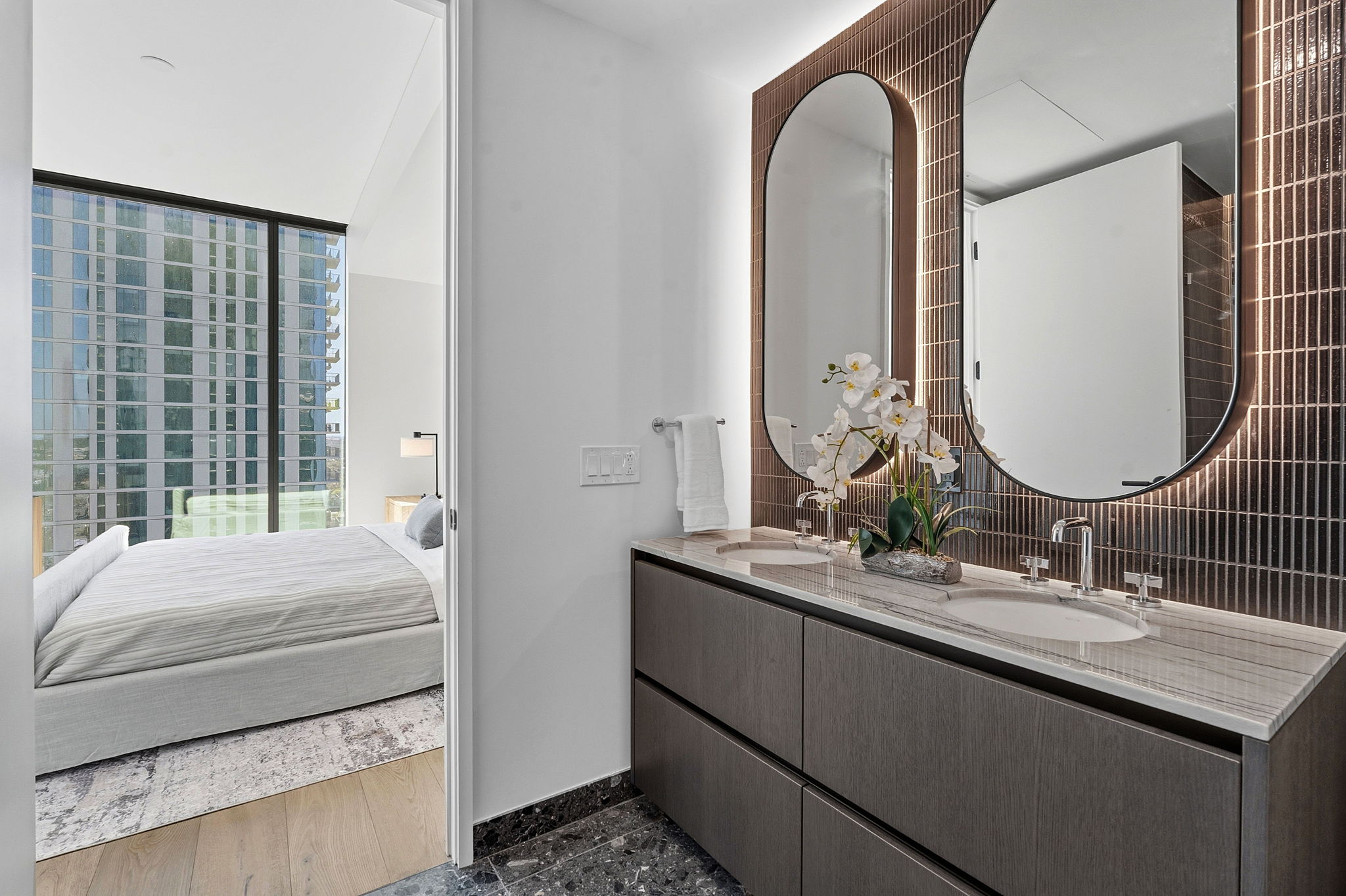 610 Davis Street, Unit 3004 Austin, TX 78701 - Photo 22 of 40 Ensuite bathroom featuring double vanity and backsplash