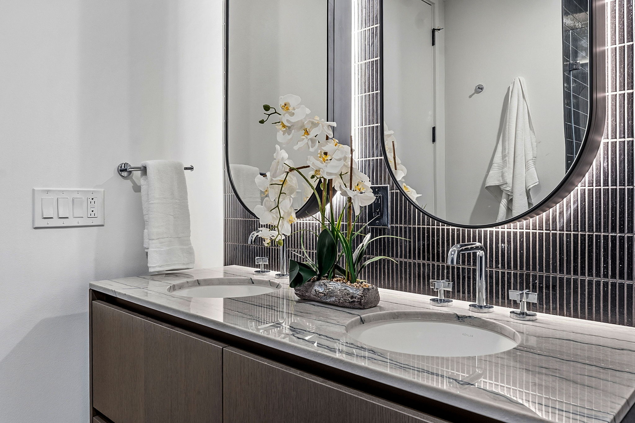 610 Davis Street, Unit 3004 Austin, TX 78701 - Photo 24 of 40 Full bath featuring double vanity