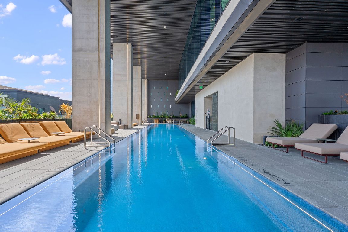 610 Davis Street, Unit 3004 Austin, TX 78701 - Photo 31 of 40 a swimming pool with outdoor seating