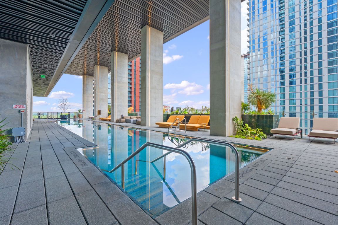 610 Davis Street, Unit 3004 Austin, TX 78701 - Photo 33 of 40 a view of a balcony with chairs and wooden floor