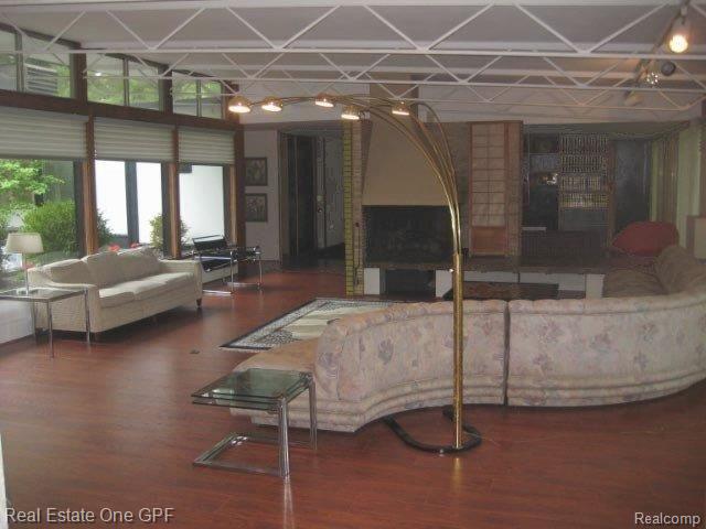55 Vendome Road Grosse Pointe, MI 48236 - Photo 2 of 13 IMG_1968