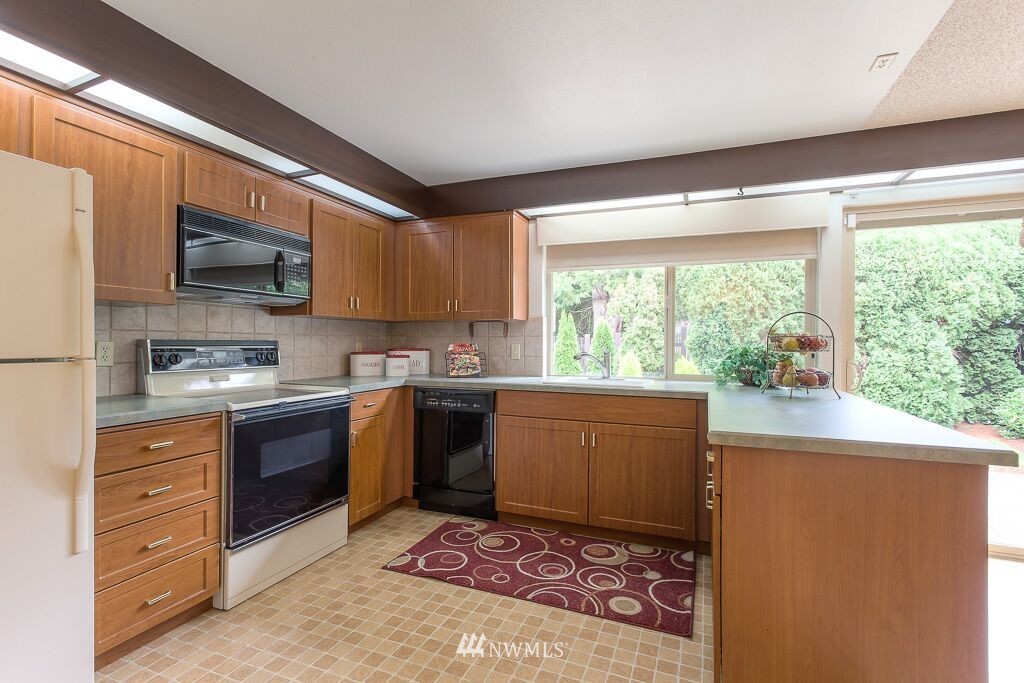16932 155th Place Southeast Renton, WA 98058 - Photo 3 of 21 Gallery Image 3