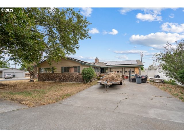 370 West Moore Avenue Hermiston, OR 97838 - Photo 2 of 32 a view of a house with backyard and a tree