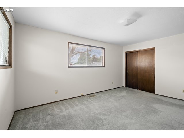370 West Moore Avenue Hermiston, OR 97838 - Photo 22 of 32 a view of an empty room with a window